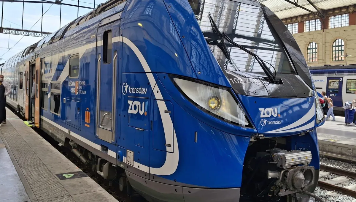 Un TER « Regio 2N » avec sa livrée Zou opéré par Transdev en gare de Marseille-Saint-Charles, 2025