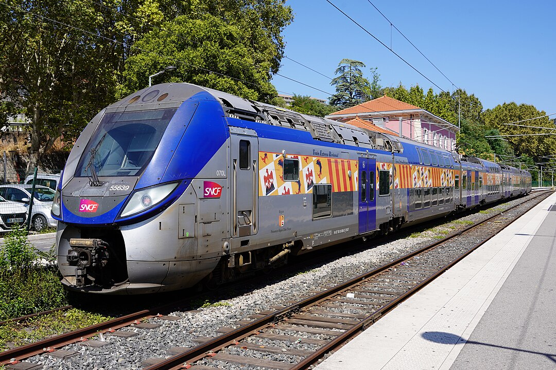 Un TER « Regio 2N » avec sa livrée TER PACA opéré par SNCF Voyageurs en gare de Grasse, 2014