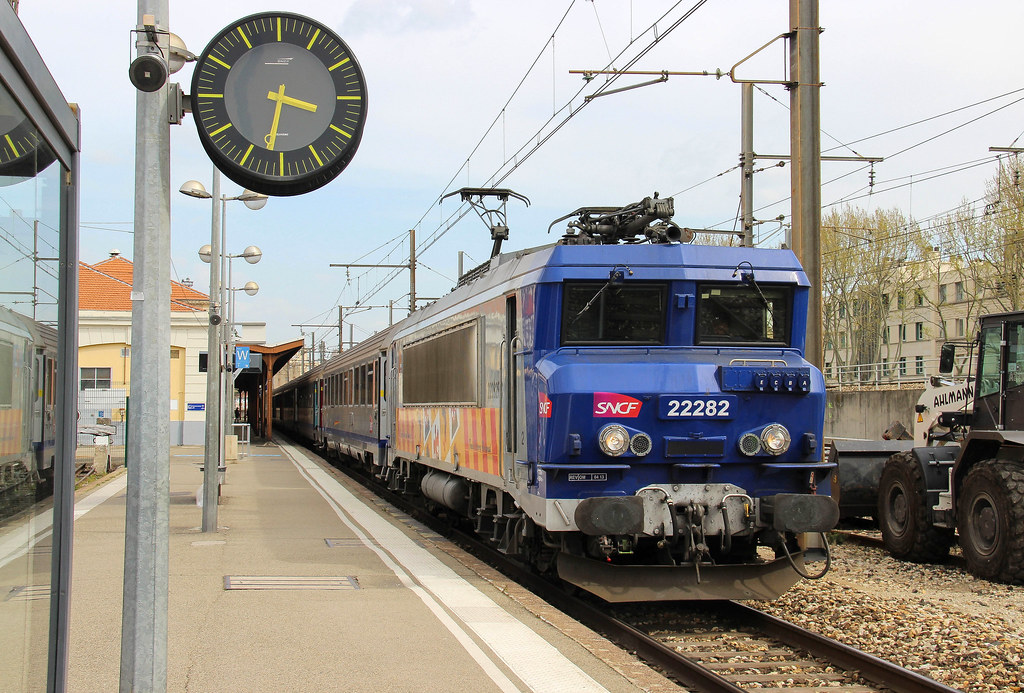Un Corail avec sa livrée TER PACA en gare d'Avignon-Centre, 2014