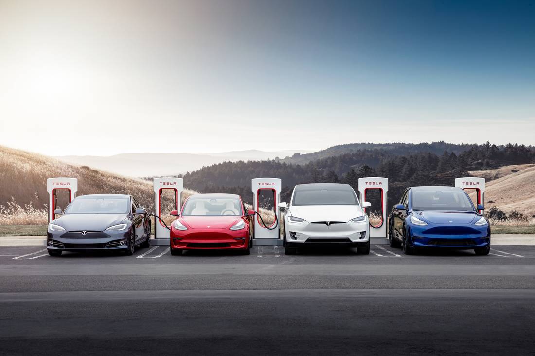 Quatre voitures Tesla : un Model S, Model 3, un Model X et un Model Y